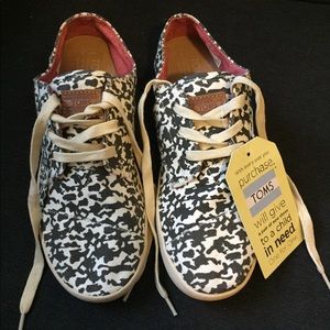 BNWT Toms Paseo Black and White Camo Sz 6.5